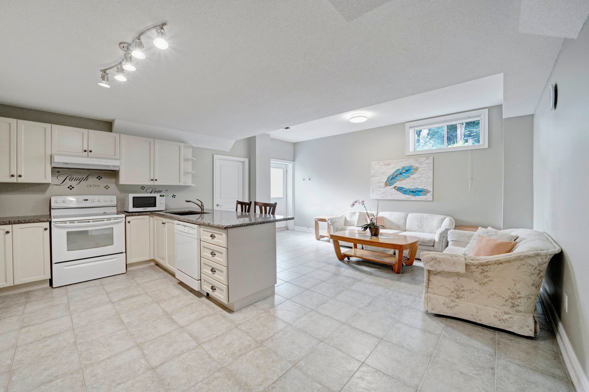 975 Fredonia Dr