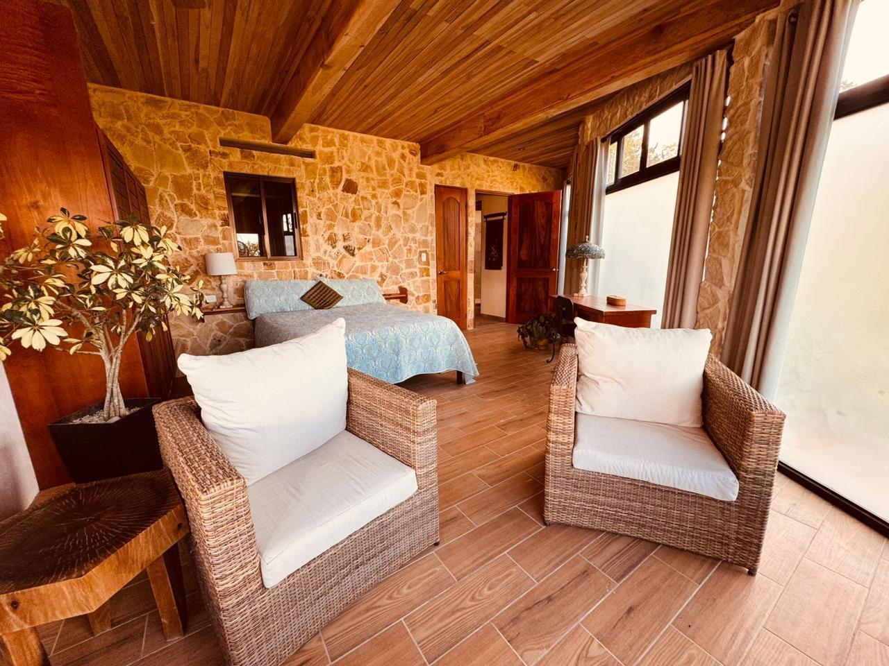 Luxury Lakefront Villa Guesthouse, Lake Arenal, Alajuela