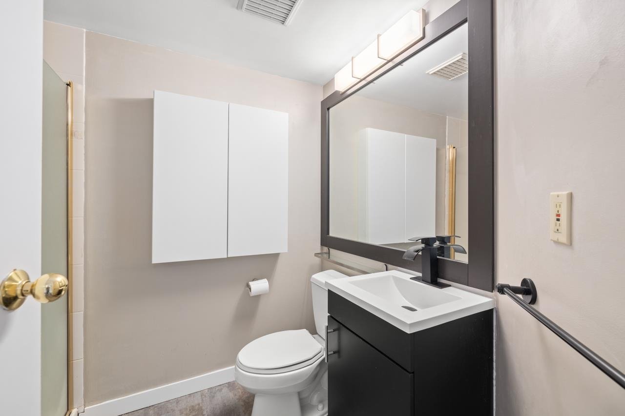 405-1633 W 8th Ave
