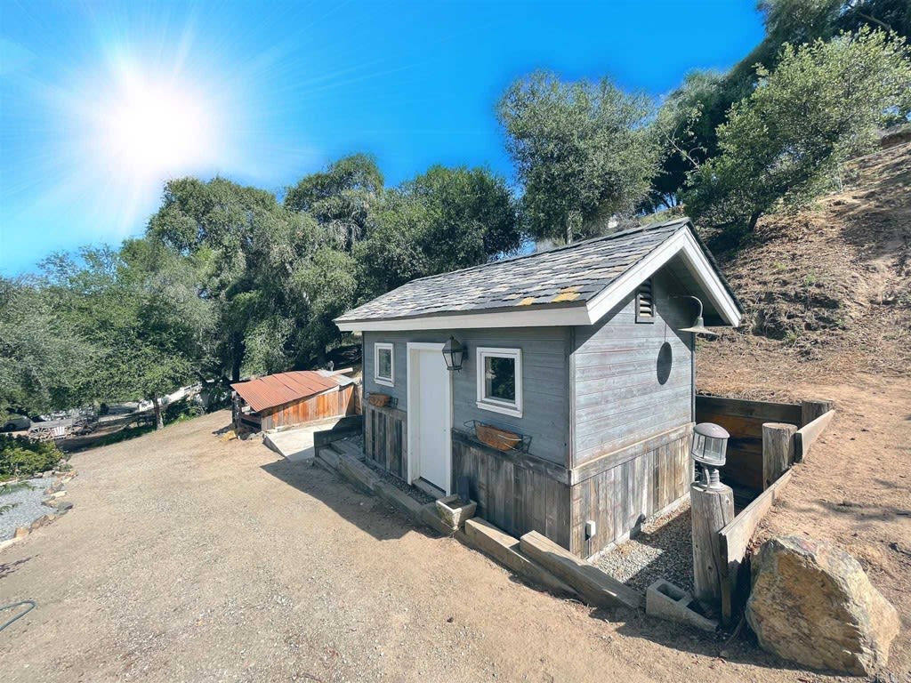 1027 S Live Oak Park Dr