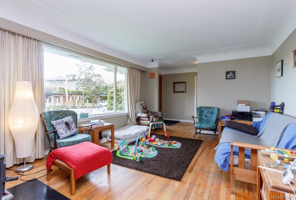 3922 Cadboro Bay Rd, Saanich