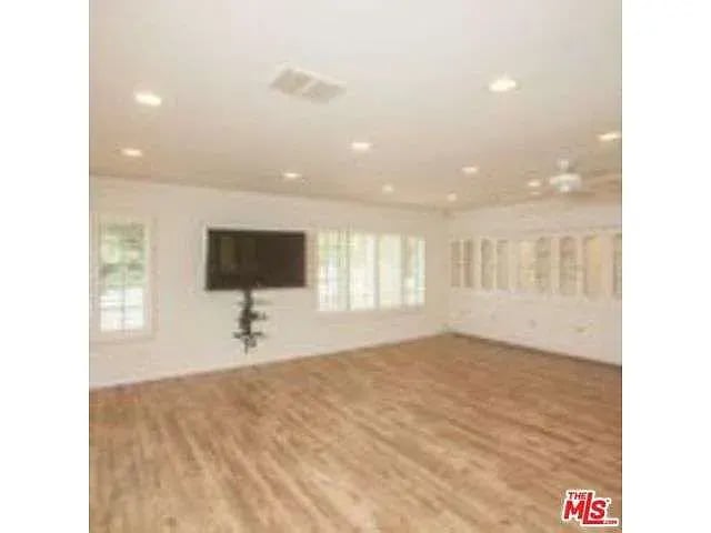 180 Surfview Dr