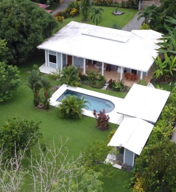 Beautiful 3 bedroom, 2 bathroom home with a 1 bedroom guest apartment and pool in Ojochal.