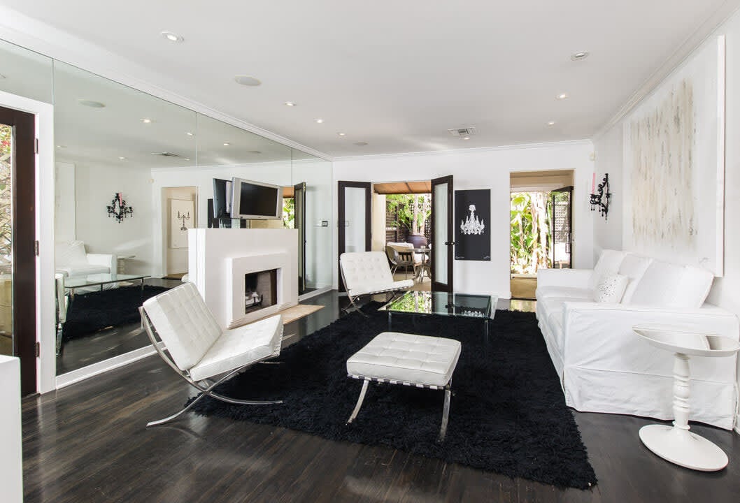9038 Dorrington Ave