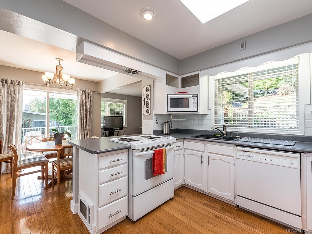941 Kentwood Terr, Saanich