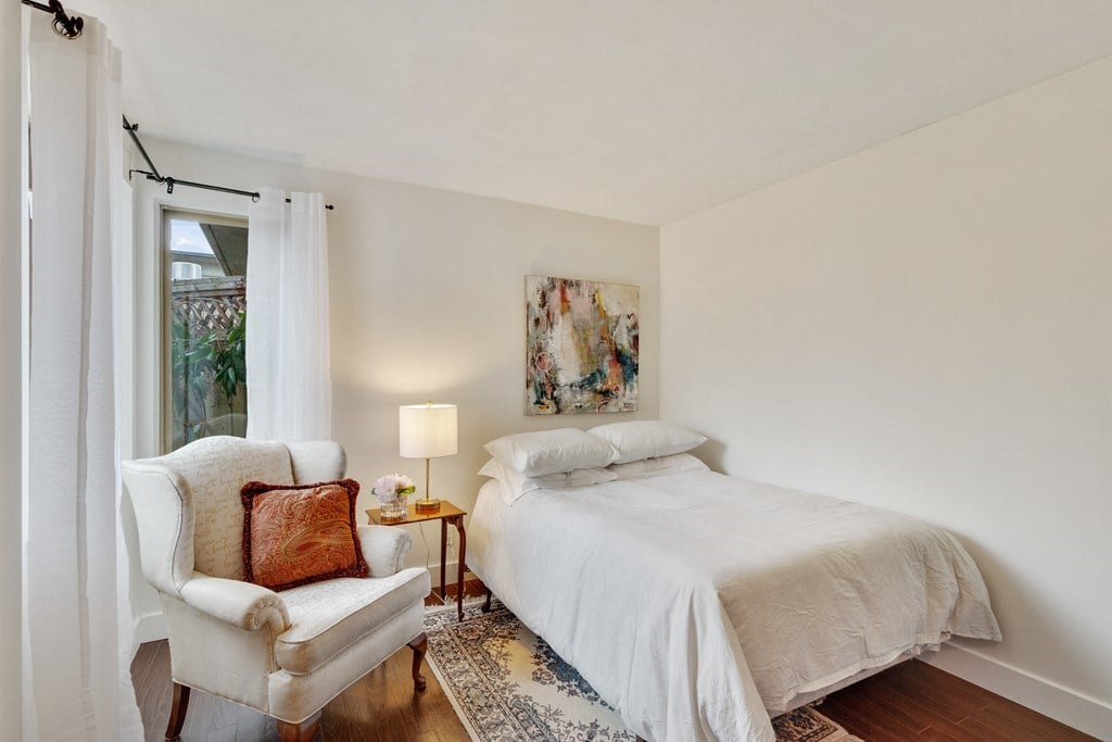 203-137 W 17th St