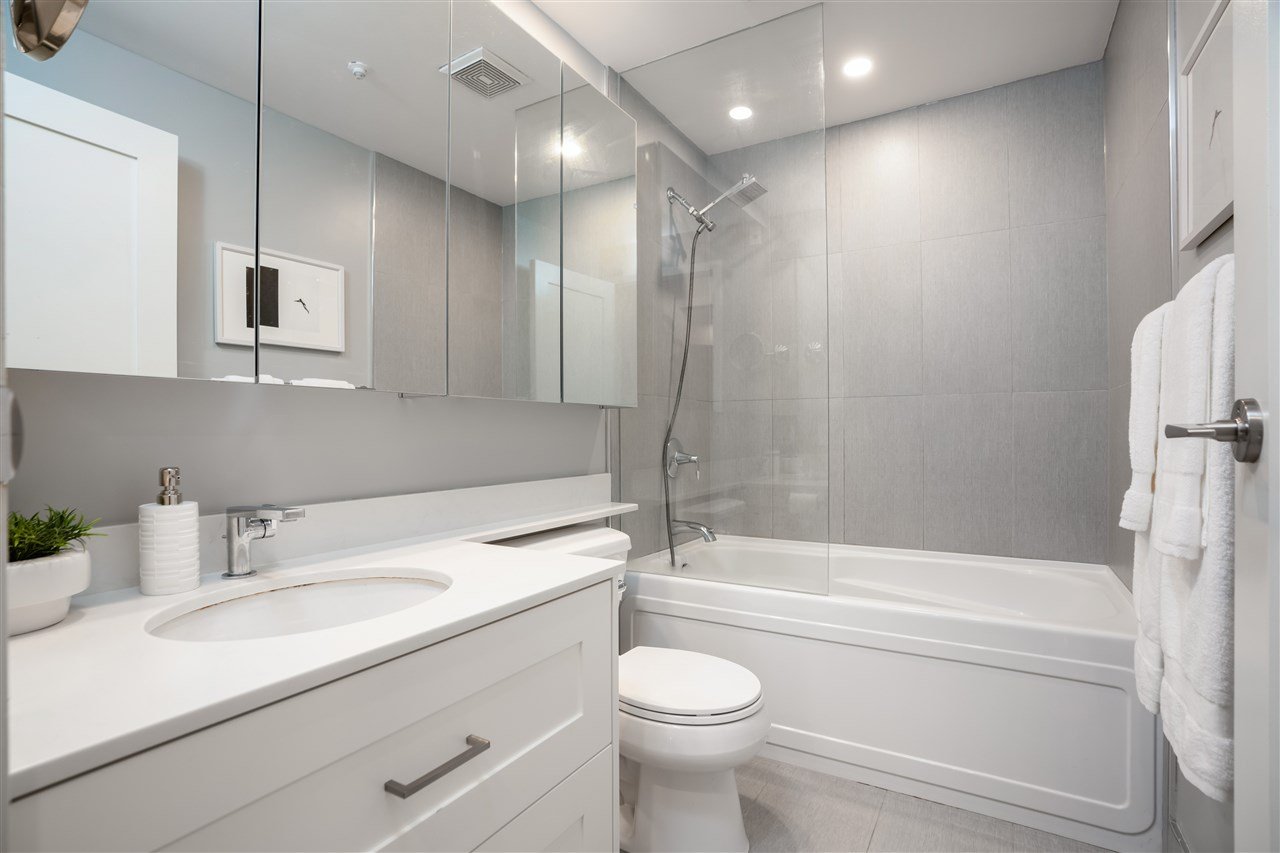 G03-1823 W 7th Ave