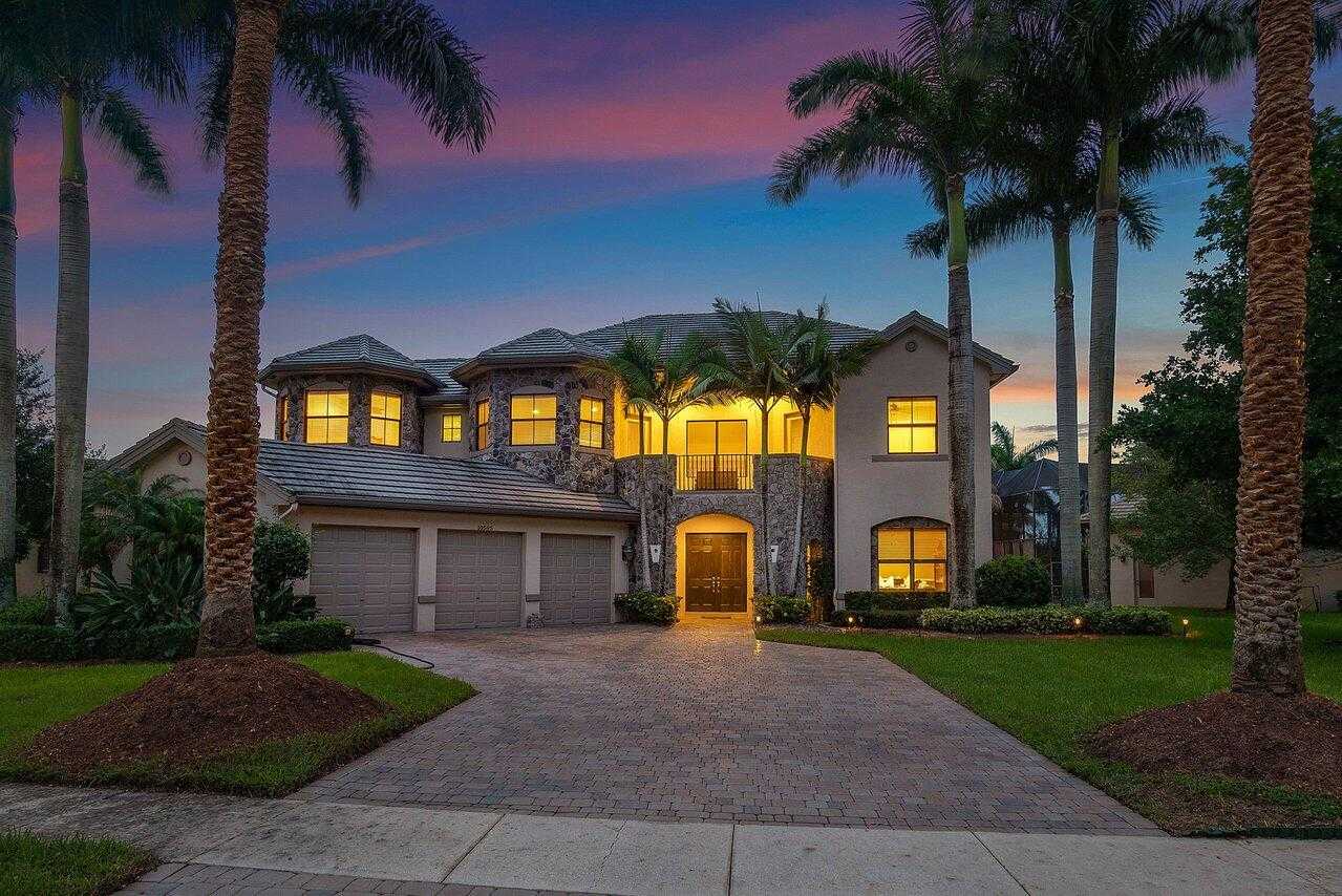 10595 Versailles Boulevard