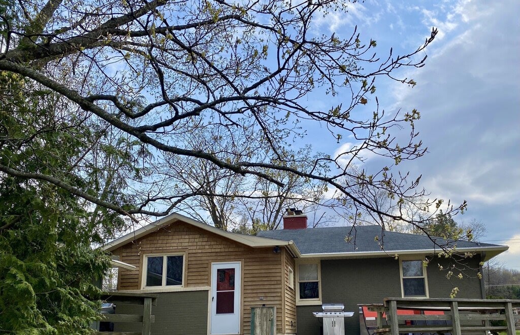  Charming Family and Pet Friendly Leelanau Bungalow!