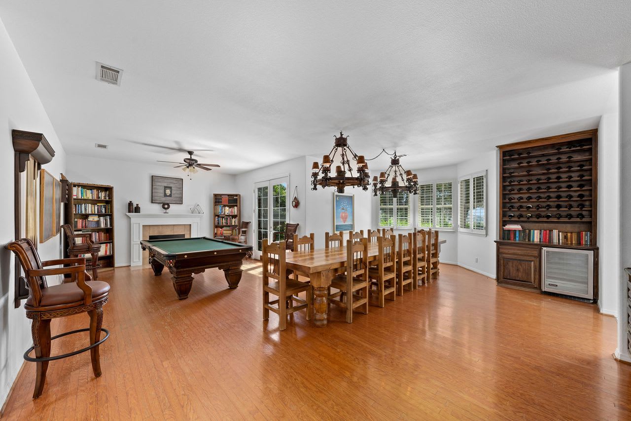 Dining area in a Los Angeles vineyard estate, perfect for elegant gatherings.