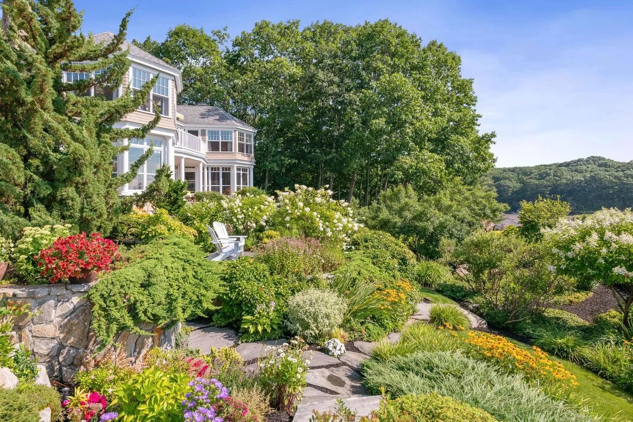 Flowers and Gardens That Will Brighten Up Your Day