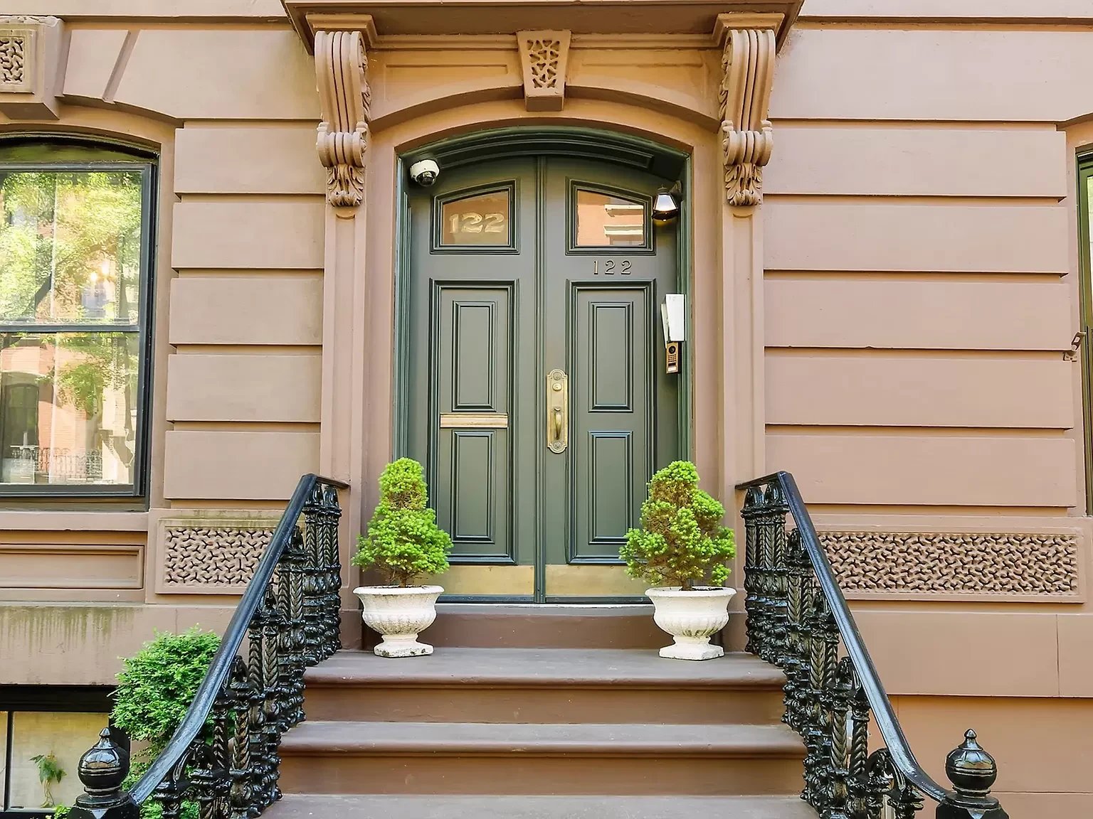 122 E 10th St