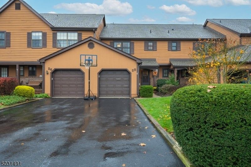 25 Manor Dr