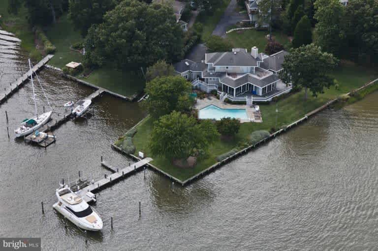198 Lake Dr W