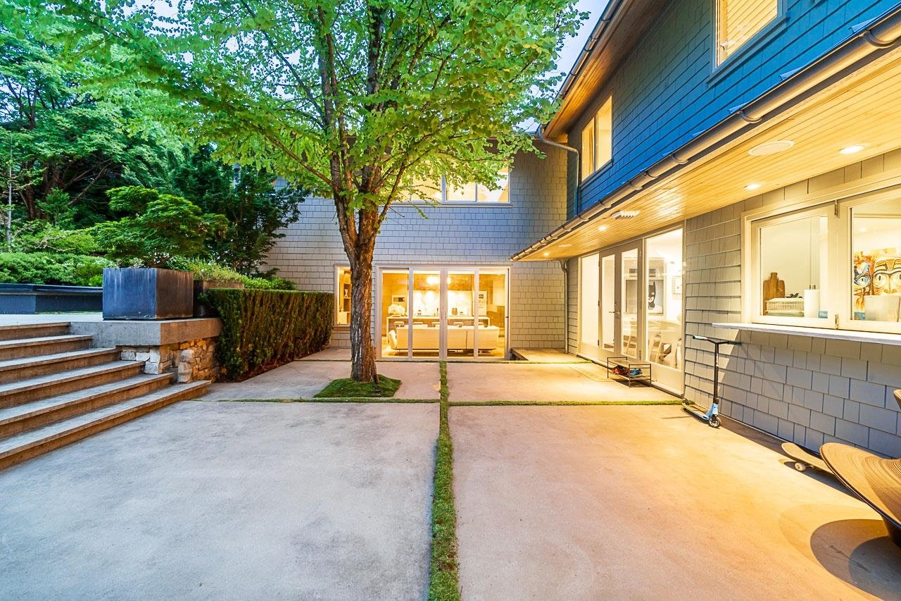 2920 Altamont Cres