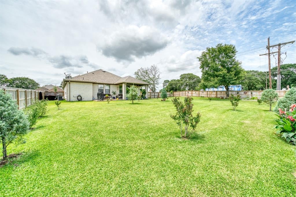 37 Briarwood Ln Bellville, Tx 77418