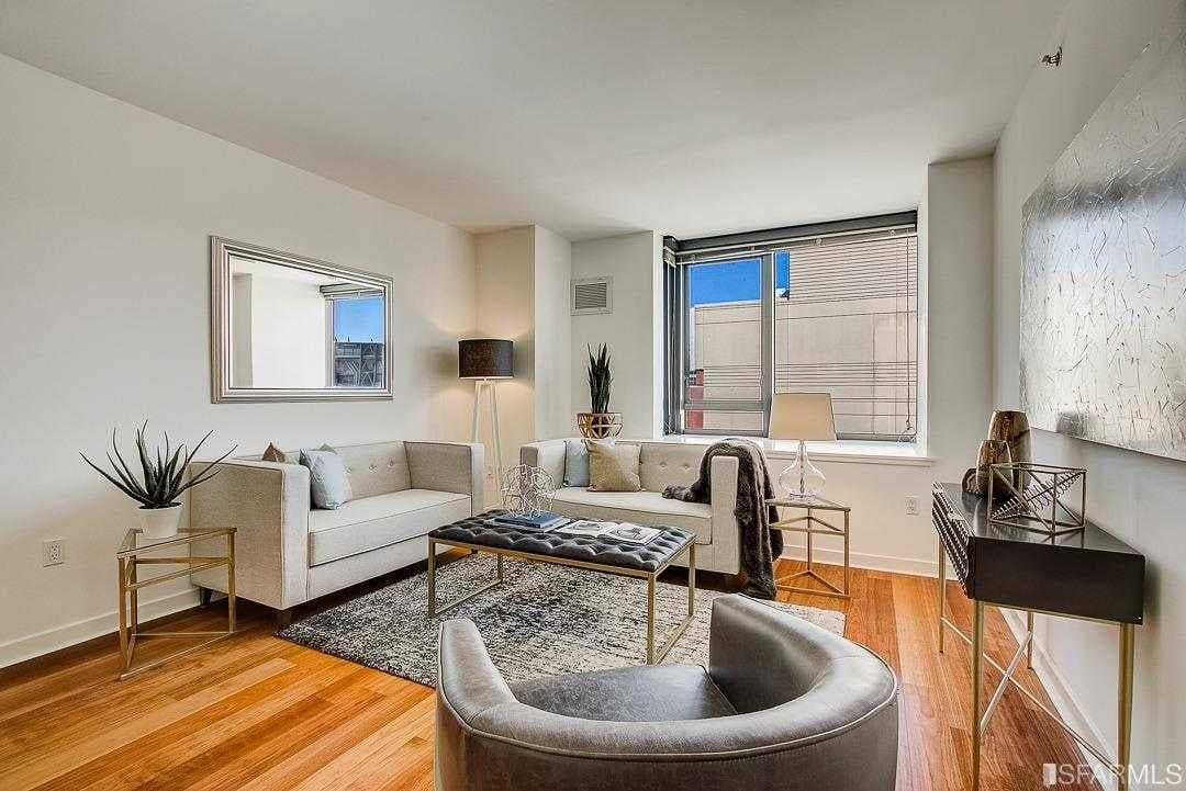 250 King St, #850