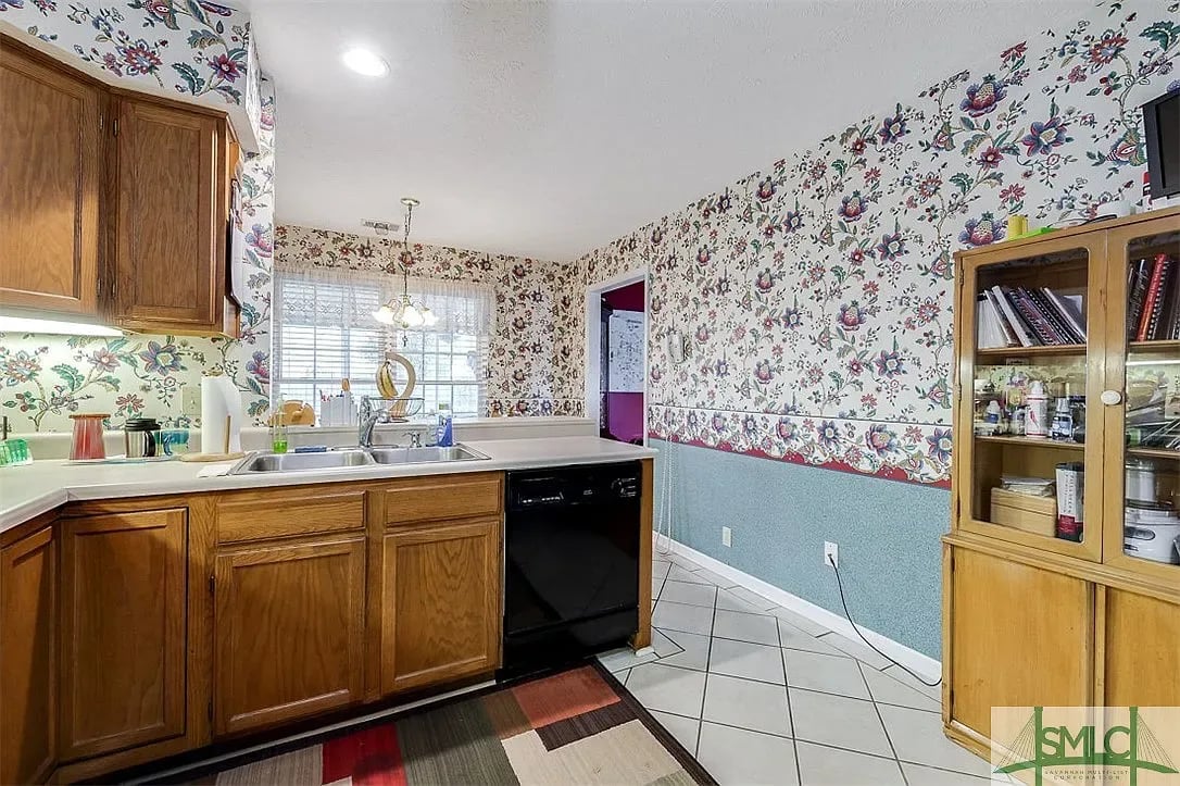 3 Lakeside Dr
