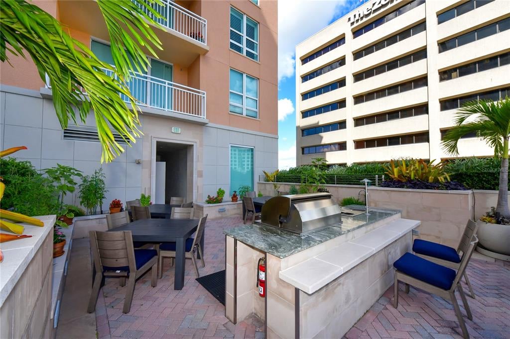1350 Main St, #1704