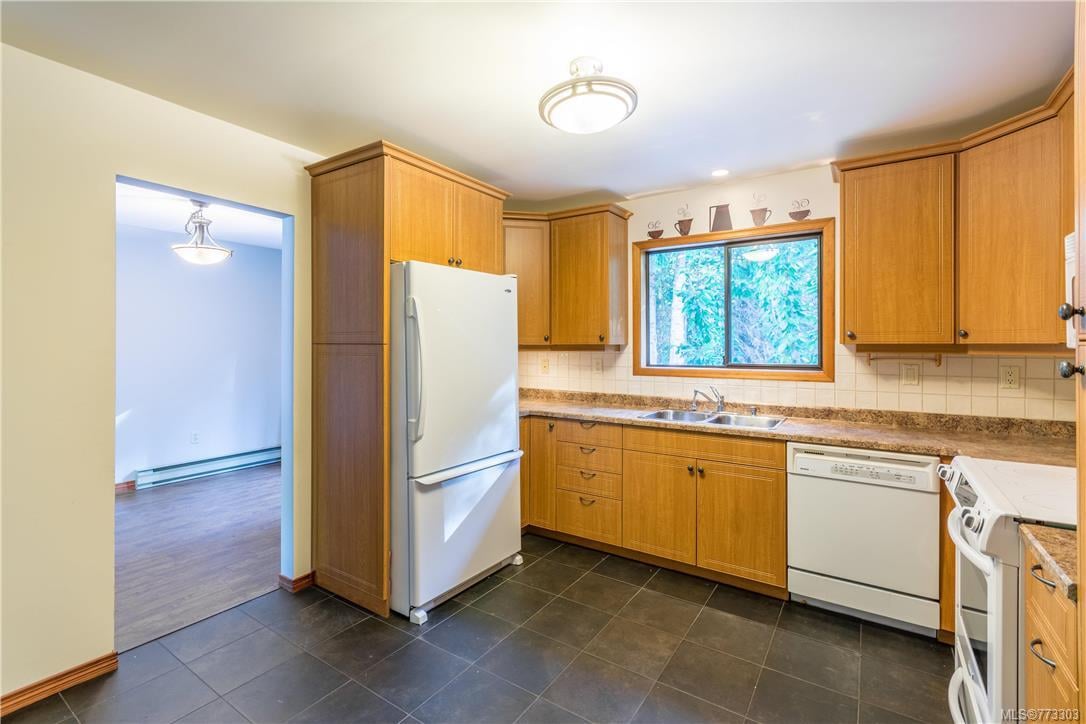 8733 Forest Park Dr, North Saanich