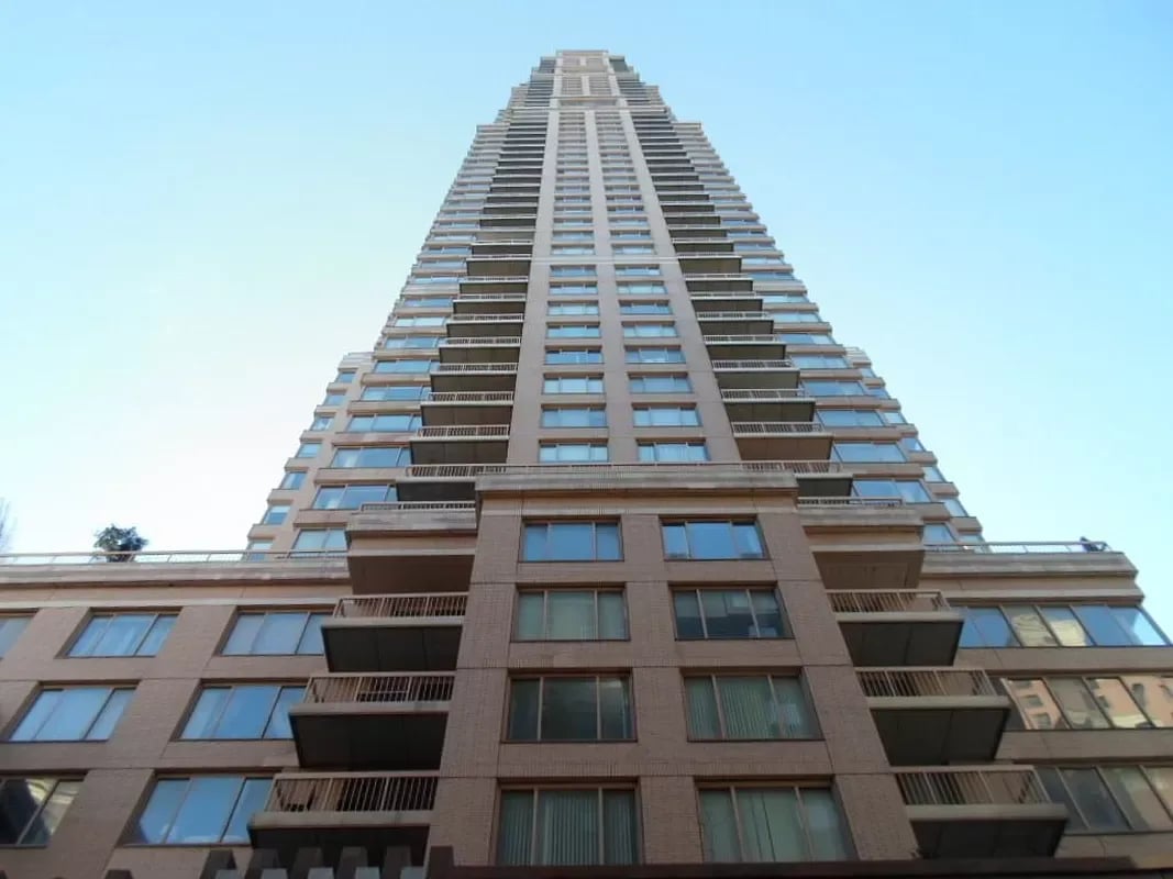 200 East 69th Street Unit: 6I