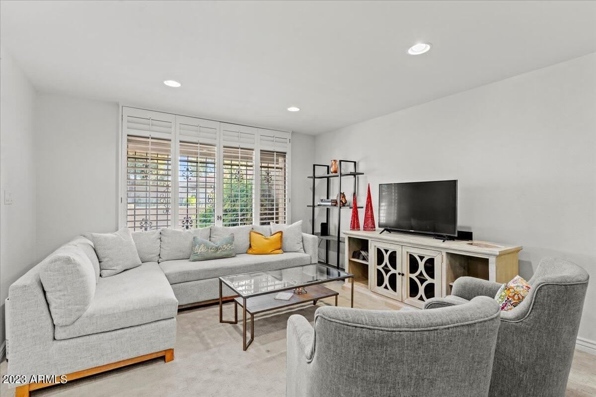 7269 N VIA NUEVA