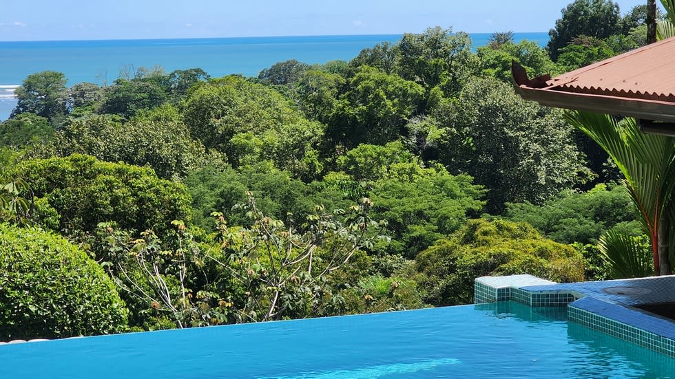 Home with White Water Views and Easy Access in Ojochal