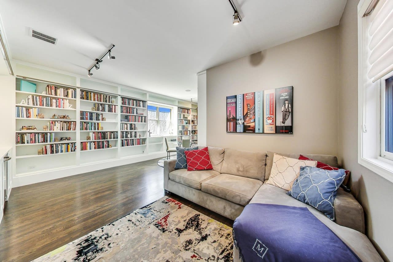 3839 N Southport
