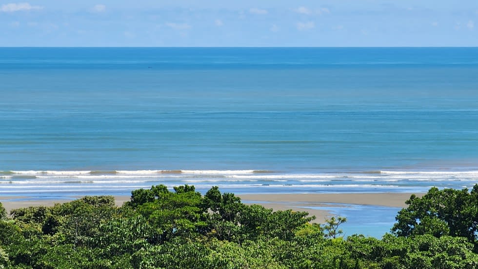 Home with White Water Views and Easy Access in Ojochal