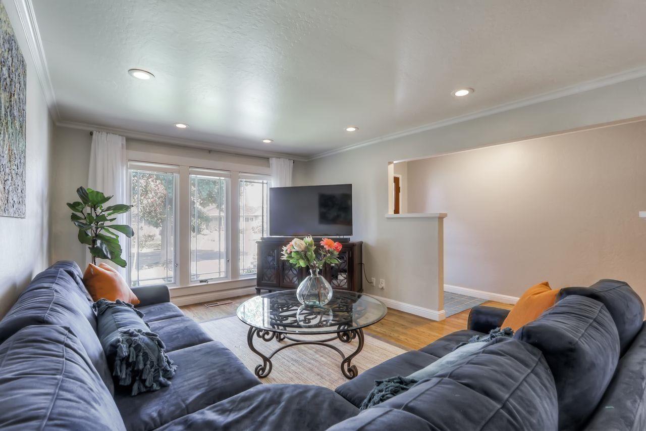1555 Hervey Ln