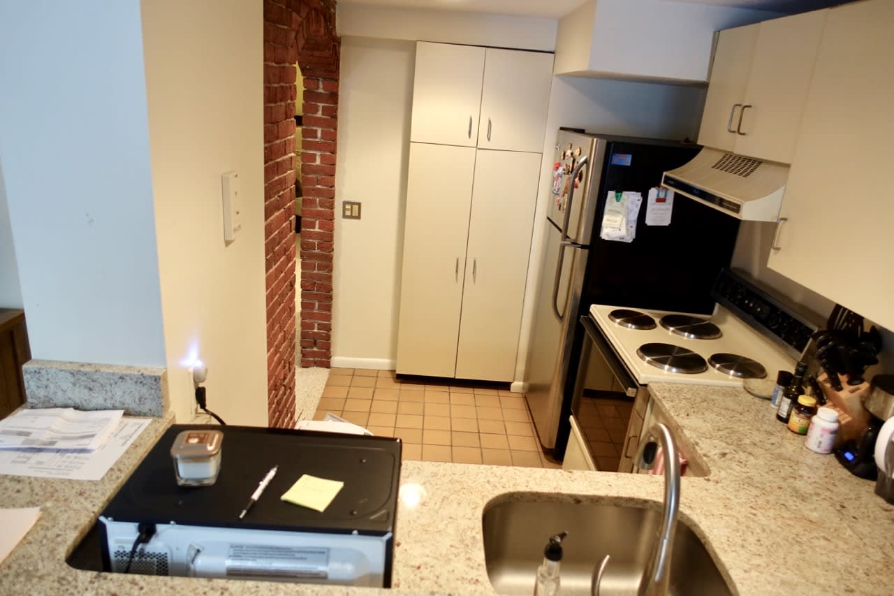 Worcester Square - 1.5 / 1 bed w. Parking, Laundry and Yard - Pets Negotiable! 