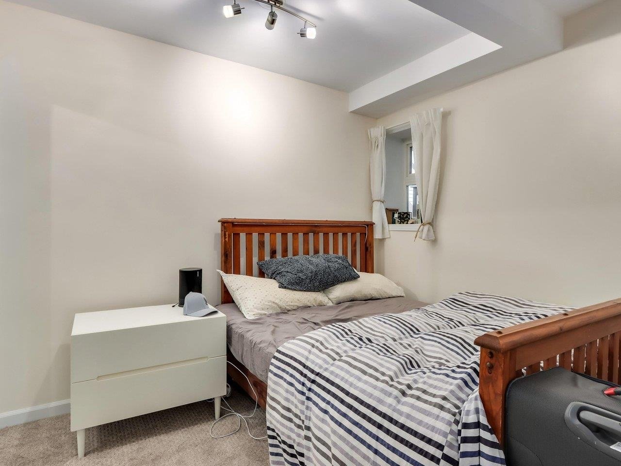 225 W 5th St