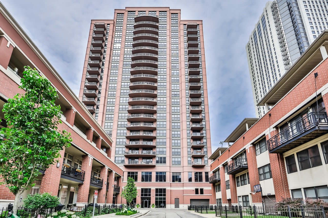 330 N Jefferson St (No. 907)