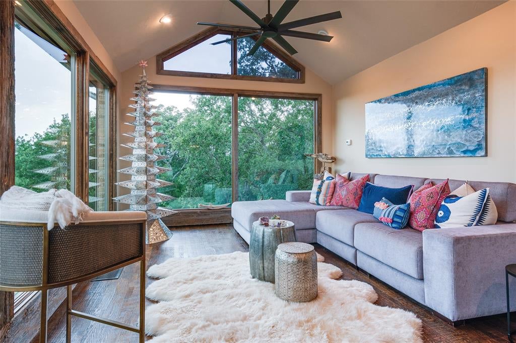 2907 Peninsula Dr