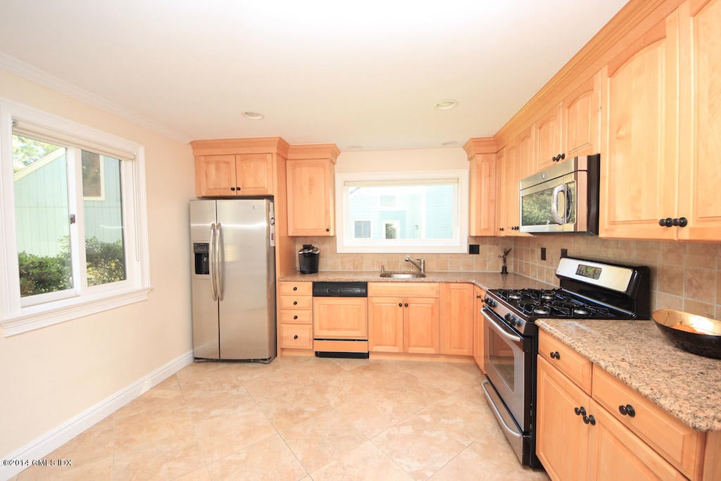 21 E Lyon Farm Dr, #21