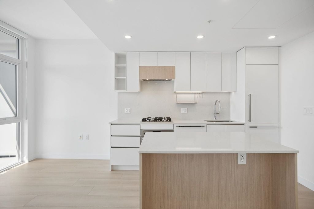 13573 98a Avenue 2305, Surrey