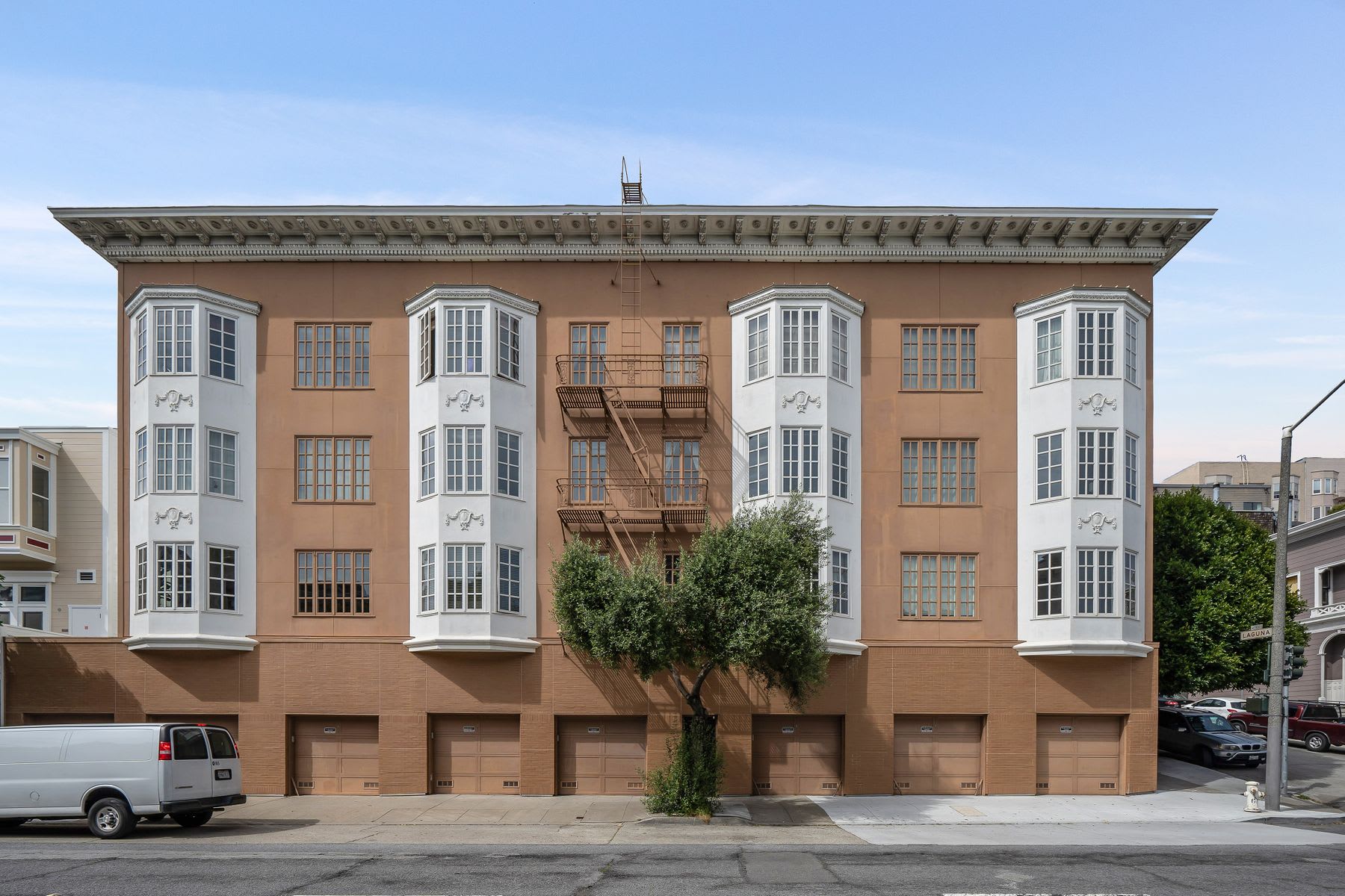 Lovely Lower Pacific Heights Condominium