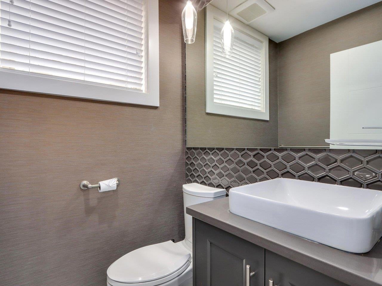3-115 W Queens Rd
