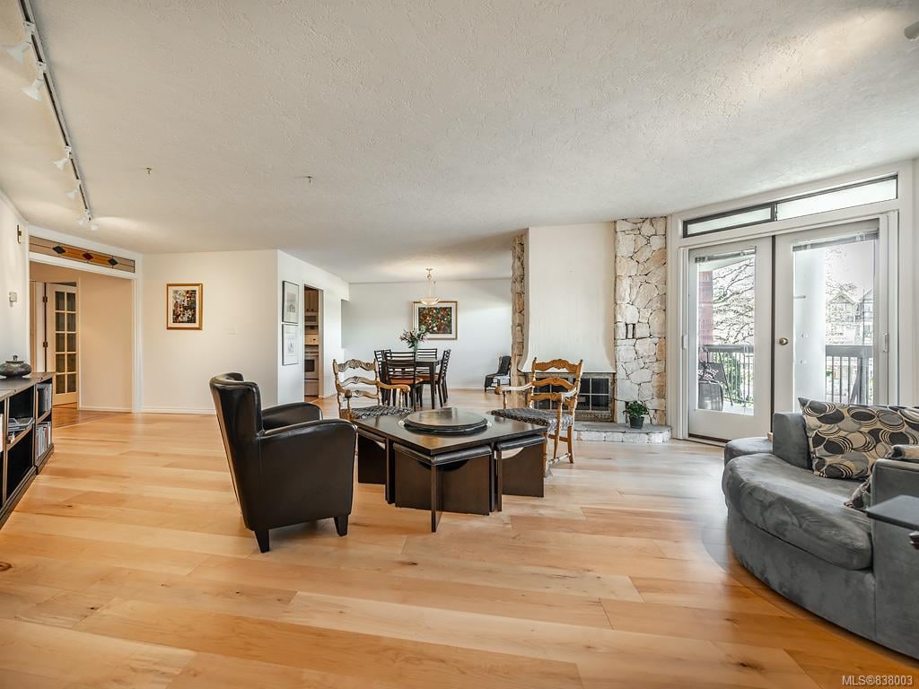 202-2119 Oak Bay Ave