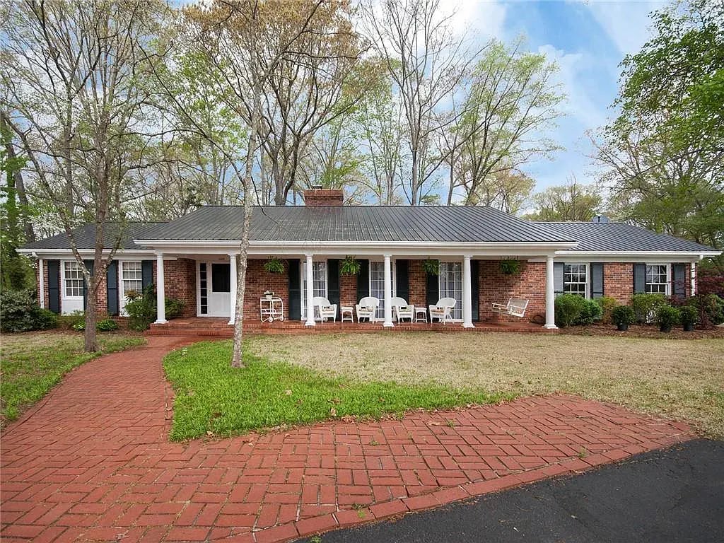 1025 COUNTRY CLUB RD