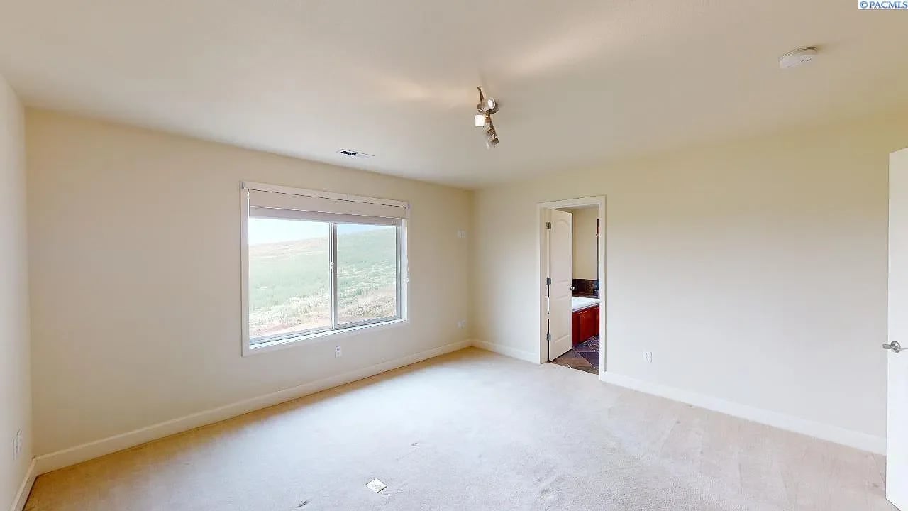 205 SW Barclay Ct