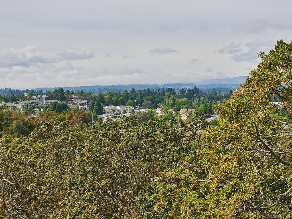 703-4009 Rainbow Hill Lane, Saanich