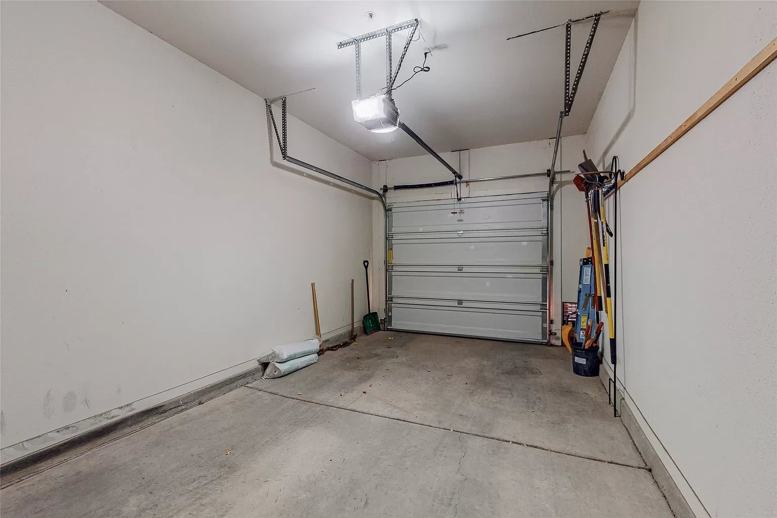 604 Avenida Villa Hermosa #201