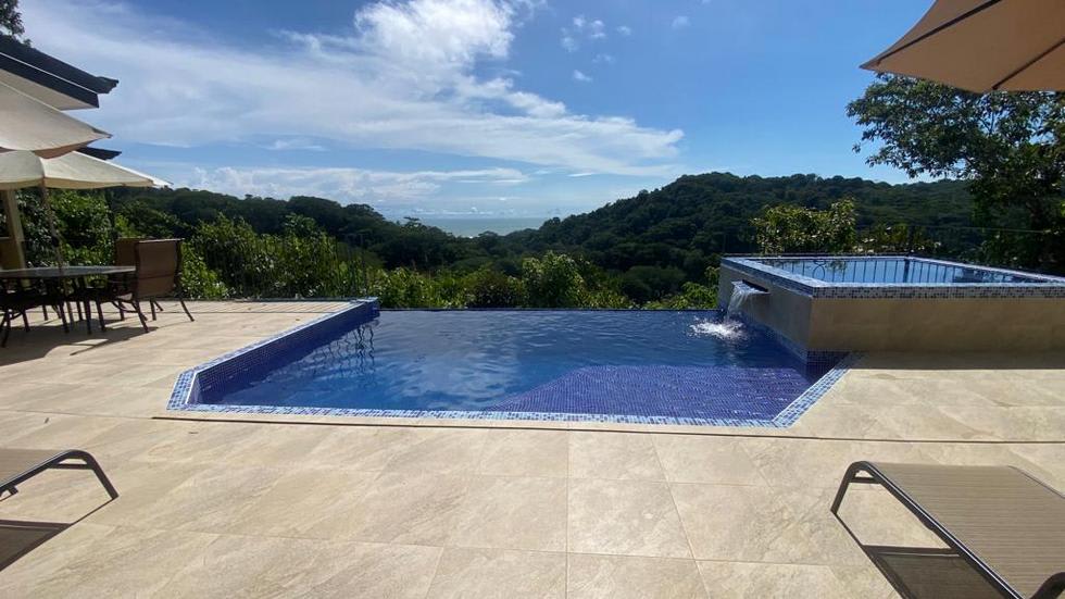 Casa Linda Vista with Ocean View Above Dominical Beach