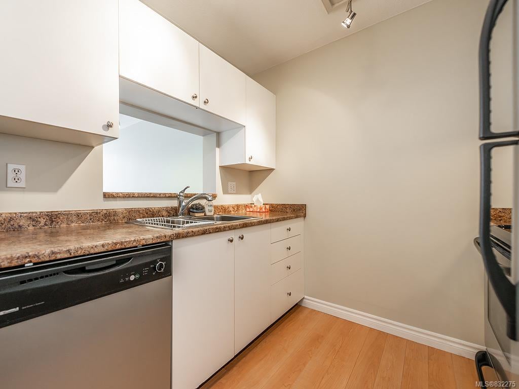 710-835 View St