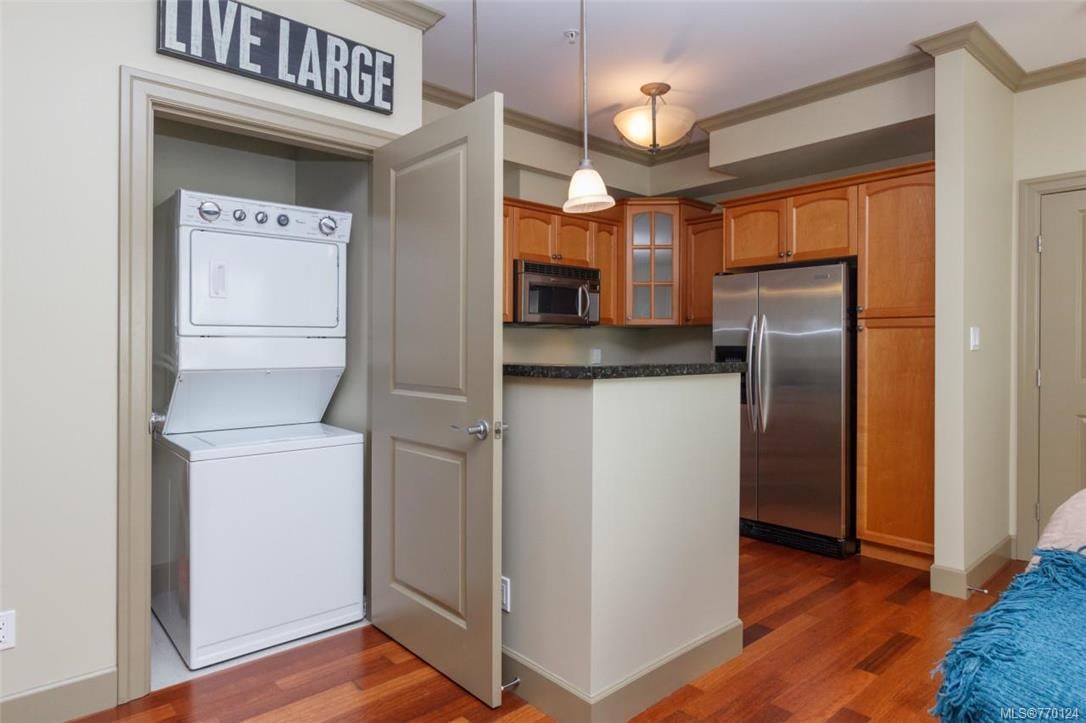 206-1642 McKenzie Ave, Saanich