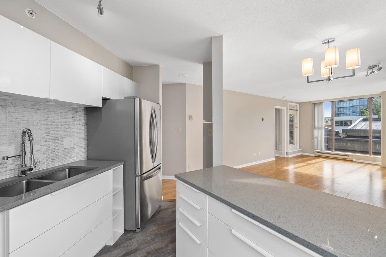 405-1633 W 8th Ave