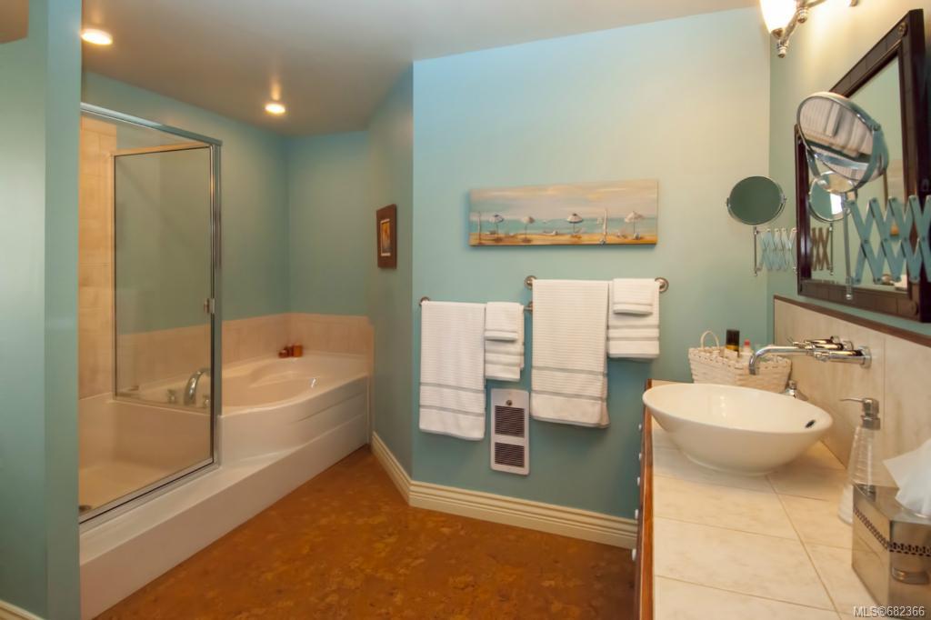 1640 Hollywood Cres