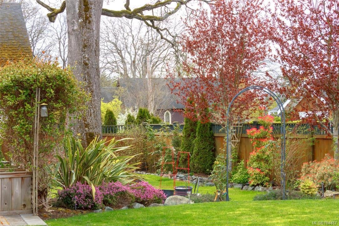 10100 Tsaykum Rd, North Saanich