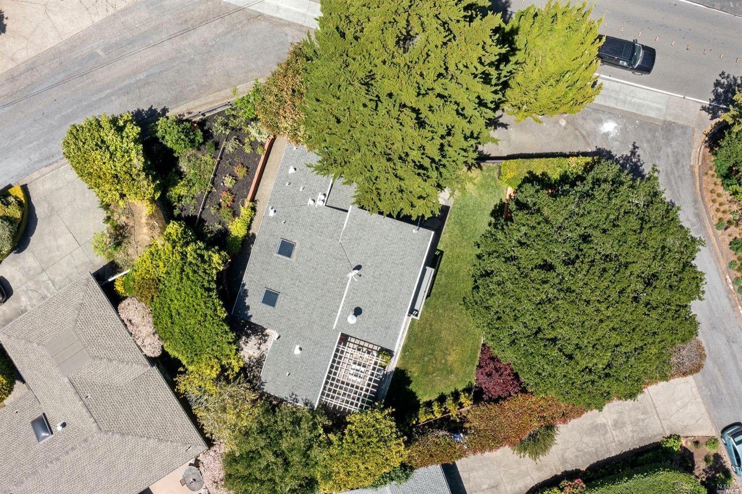 2 Cedarwood Ln